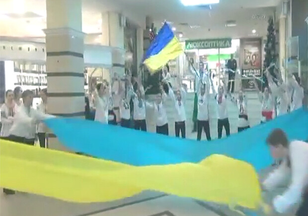 Новость - События - В киевском ТРЦ студенты устроили патриотичный флешмоб. ВИДЕО