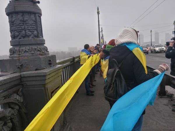 Новость - События - Фотофакт: активисты на мосту Патона "соединили всю Украину живой цепью"