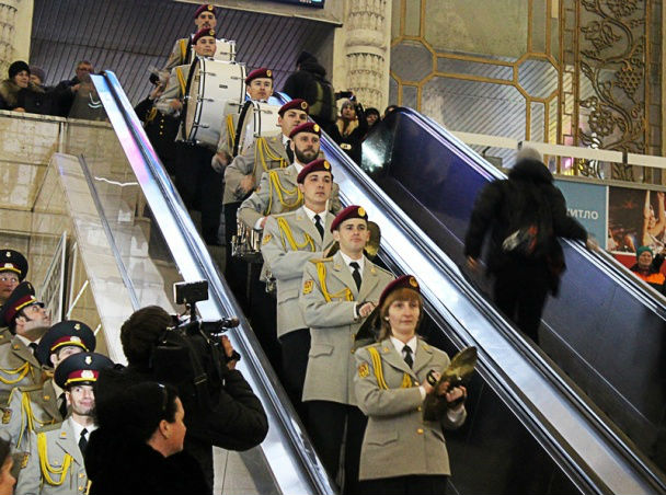 Новость - События - Видео дня: на ж/д вокзале в Киеве военный оркестр устроил флешмоб