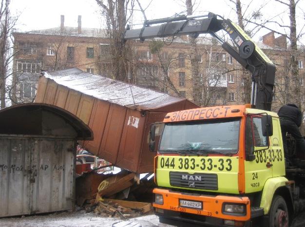 Новость - Транспорт и инфраструктура - Фотофакт: на Печерске убрали заброшенные гаражи и стихийную свалку