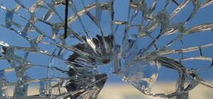 В Днепропетровске пьяный клиент разбил стекла в кафе