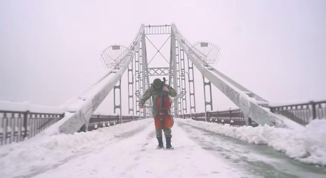 Новость - Люди города - Видео дня: на Пешеходном мосту мужчина в военной форме исполнил гимн Украины на виолончели