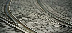 Обережно, росте затор: у Львові трамвай зійшов з рейок прямо на перехресті [ФОТО]