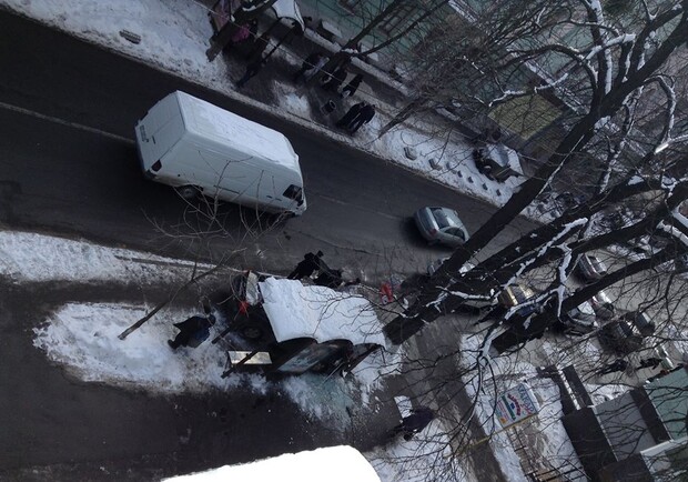Новость - События - В центре Киева машина врезалась в автобусную остановку