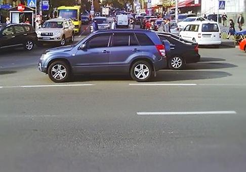 Новость - Транспорт и инфраструктура - Накажи хама: что делать, если видишь припаркованную посреди дороги машину