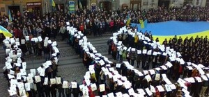 Кілька сотень львів’ян на  центральній площі міста виконали державний гімн [відео]