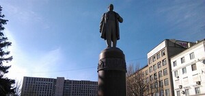 Фотофакт: в Донецке к памятнику Шевченко принесли цветы от 