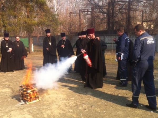 Новость - События - Всегда на посту: спасатели учили батюшек Киева тушить пожары