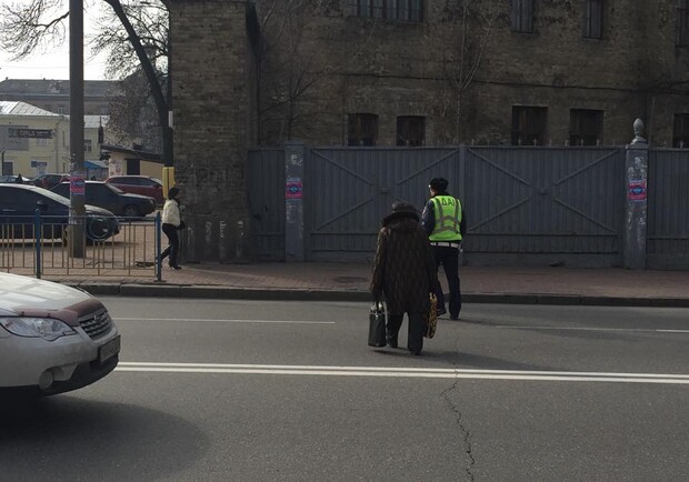 Новость - Люди города - Фотофакт: на Арсенальной ГАИшник остановил движение, чтобы перевести бабушку через дорогу