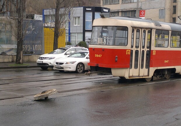 Новость - Транспорт и инфраструктура - Фотофакт: на Подоле у трамвая отвалилось колесо