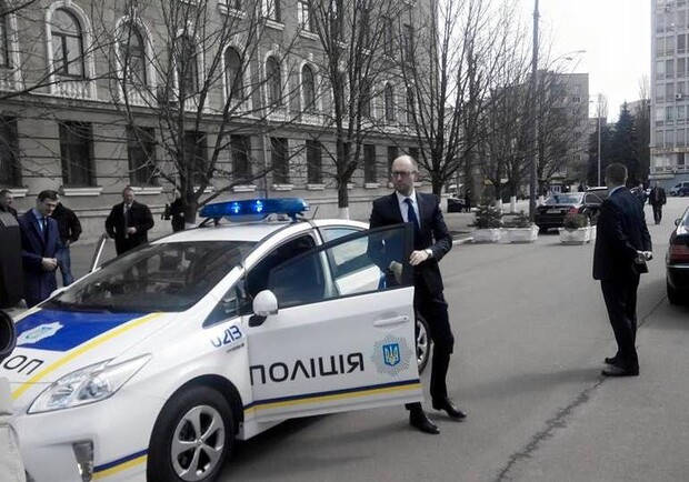 Новость - События - Яценюк катался по Киеву на новом патрульном авто и рассказал их преимущества