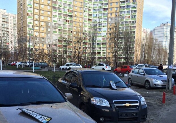 Новость - События - На Позняках неизвестные оторвали номера машинам, припаркованным на газоне