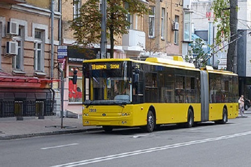 Новость - События - В центре Киева машина заблокировала движение троллейбусов