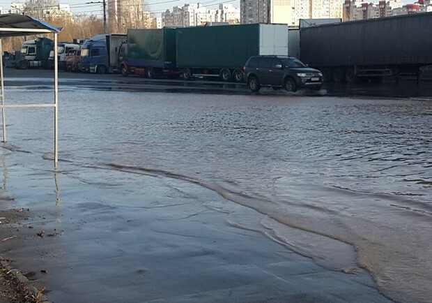 Новость - События - На Теремках потоп: проезжая часть превратилась в озеро