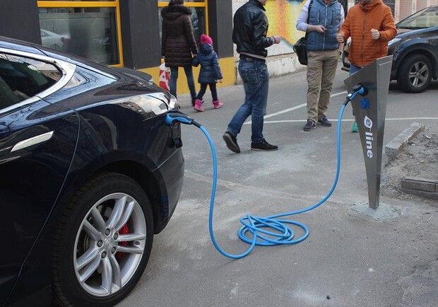 Новость - Транспорт и инфраструктура - На Подоле открылась бесплатная заправка для электромобилей