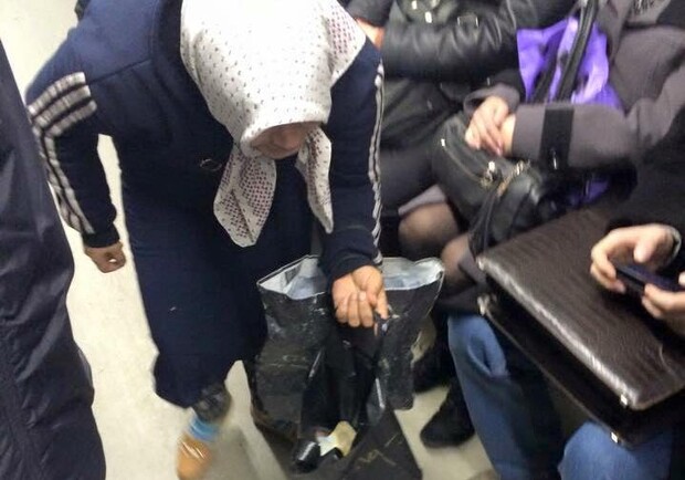 Новость - Люди города - Говорят киевляне: бабушка-попрошайка в киевском метро - молодая женщина