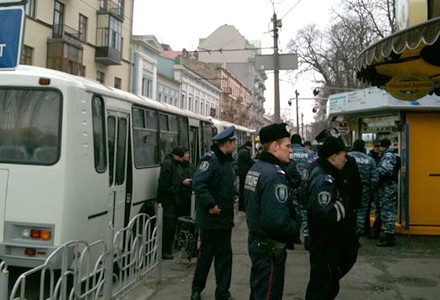 Новость - События - Будь в курсе: почему на Жилянской много автобусов с милицией