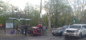 В Одессе водитель Daewoo влетел в остановку: есть пострадавшие