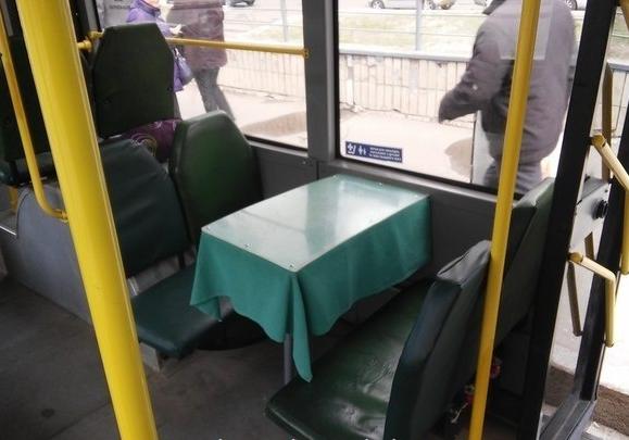 Новость - Транспорт и инфраструктура - Говорит "Киевпасстранс": зачем был нужен столик в троллейбусе на Троещине