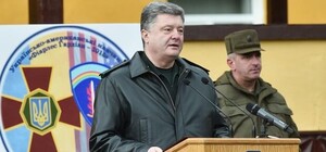 На Львівщині Порошенко пообідав з солдатами і влаштував фотосесію  (фоторепортаж)