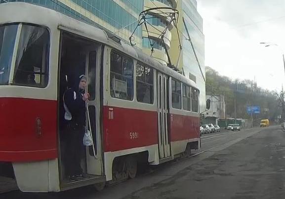 Новость - События - Видео дня: курильщика в трамвае на Фрунзе зажало дверями