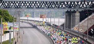 Говорит очевидец: девушке стало плохо на марафоне, но никто не смог ей помочь