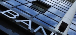 Крымчане не могут осуществлять долларовые платежи через западные банки