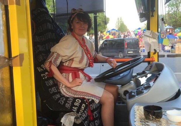 Новость - Люди города - "Киевпасстранс" собирает лайки: помоги нарядному водителю Валентине получить премию