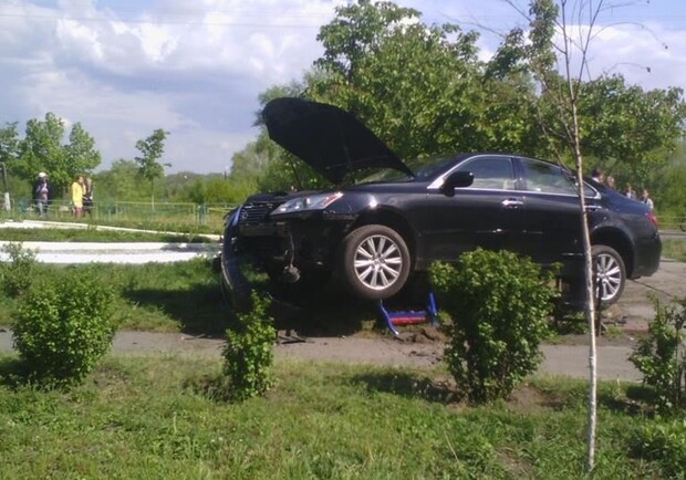 Новость - События - На Оболони Lexus влетел в парк и протаранил скамейку