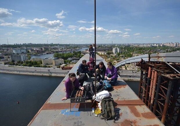 Новость - События - На арке недостроенного Подольского моста приготовили шашлык