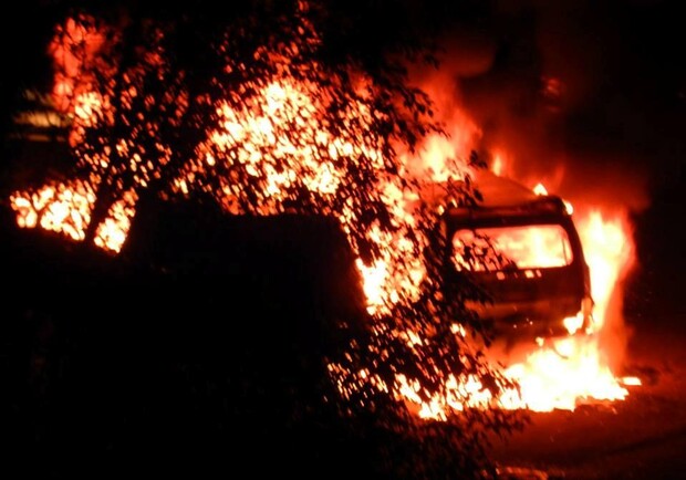 Новость - События - Скажи соседям спасибо: как жители Позняков спасали от пожара машины во дворе