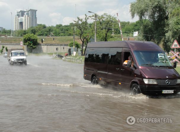 Новость - События - Тысяча домов остались без воды: дорогу у "Выдубичей" залило кипятком