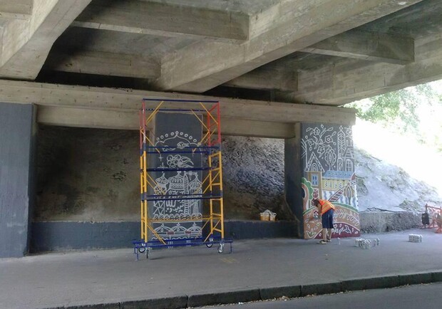 Новость - События - Мост в Голосеевском парке разрисовывают крымскотатарскими орнаментами