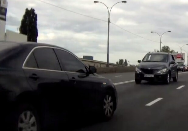 Новость - События - Видео дня: на дорогах Киева появился лихач, ездящий по встречке