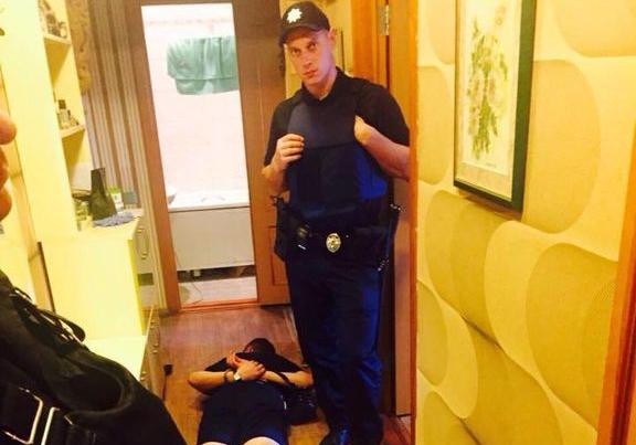 Новость - События - Фотофакт: киевская полиция задержала на горячем квартирных воров