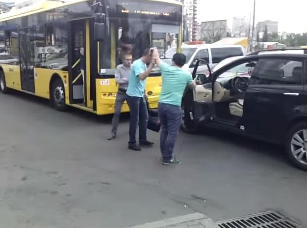Новость - Транспорт и инфраструктура - Видео дня: киевляне засняли очередного героя киевских дорог