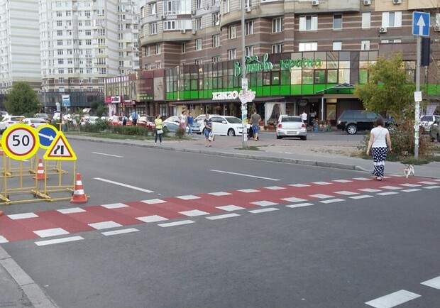 Новость - Транспорт и инфраструктура - Фотофакт: в Киеве появилась "зебра" для велосипедистов