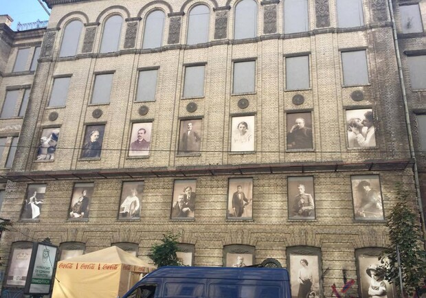 Новость - События - Фотофакт: на доме в Киеве повесили фото людей, живших там сто лет назад