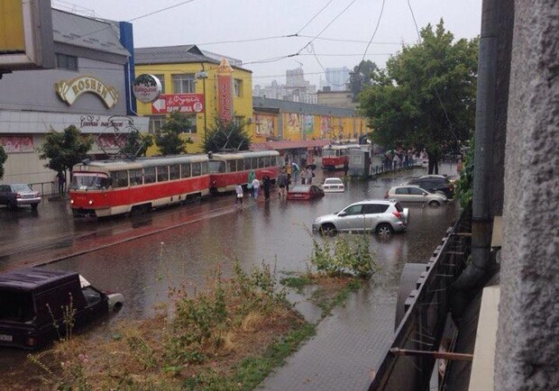 Новость - Транспорт и инфраструктура - Из-за потопа в Киеве заблокировано движение трамваев