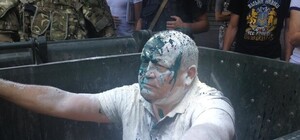 Одесского депутата люстрировали в мусорный бак