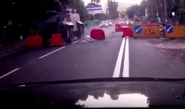 Новость - Транспорт и инфраструктура - Видео дня: БТР в Киеве снес ограждения на дороге