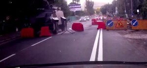 Видео дня: БТР в Киеве снес ограждения на дороге