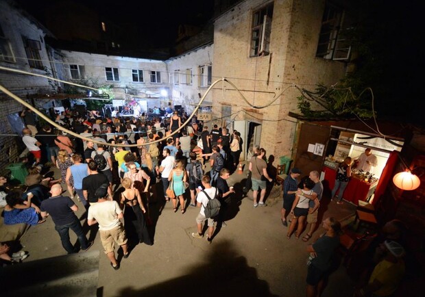 Новость - Досуг и еда - Киев фестивальный: во дворике на Подоле выступят 60 групп
