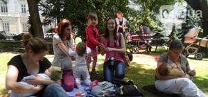 Львів'янки влаштували колективне грудне вигодовування в парку (фото, відео)