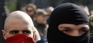 Вооруженные люди в балаклавах разъезжают по улицам Одессы