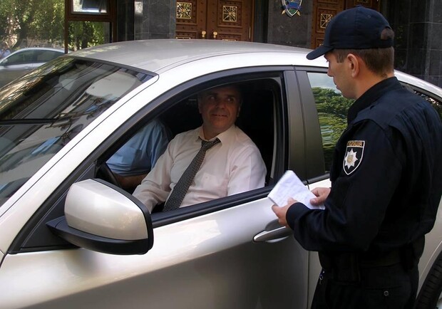 Новость - События - Полицейские прямо под ГПУ оштрафовали прокуроров за неправильную парковку