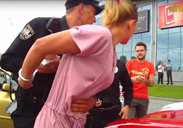Новость - События - Полицейские выложили в сеть видео с блондинкой на джипе