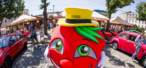 День помидора в Одессе: парад автомобилей и гигантский торт