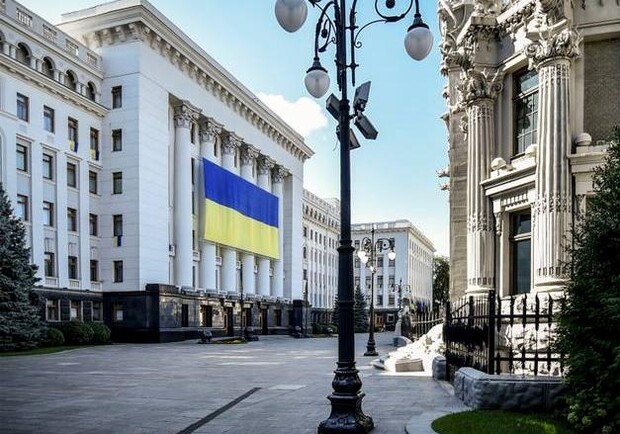 Новость - События - На фасад Администрации президента повесили большой флаг Украины