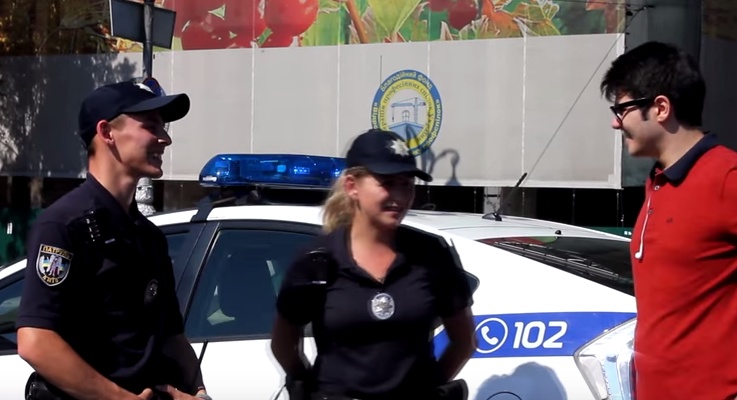 Новость - События - Видео дня: киевляне задают полицейским смешные глупые вопросы
